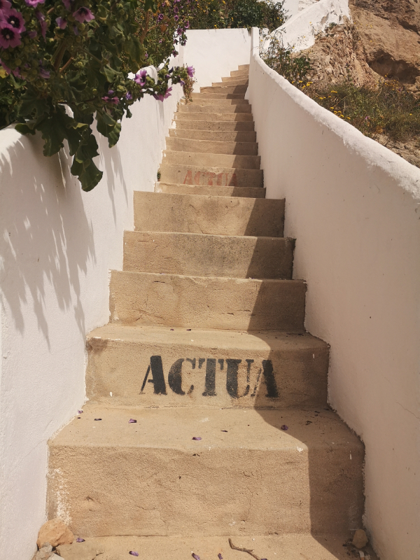 Escalera con la palabra ACTUA en el segundo escalón / Escales amb la paraula ACTUA al segon esglaó